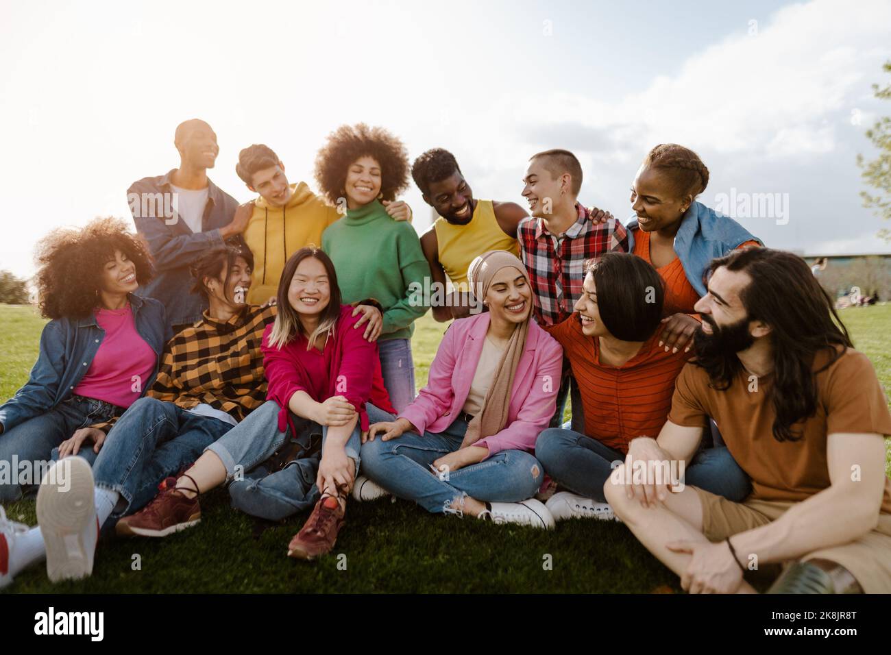 Gruppe von jungen multirassischen Freunden, die Spaß zusammen im Park - Freundschaft und Vielfalt Konzept Stockfoto