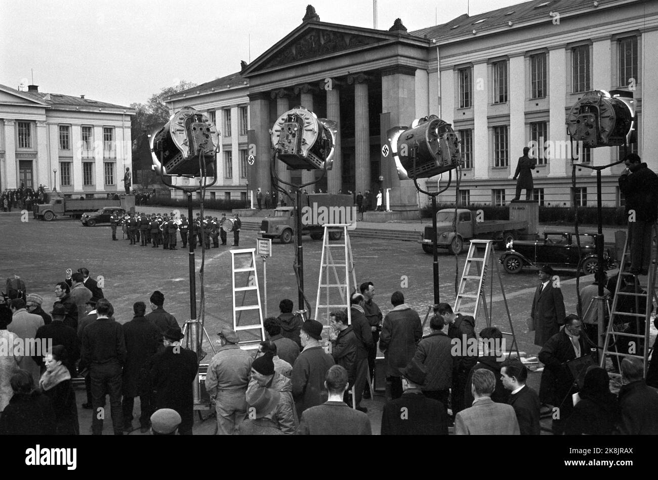 Oslo 19650222 aus der Aufnahme des Films 'Heroes from Telemark' / 'Heroes of Telemark' über die Schwerwassersabotage. Hier von Aufnahmen am Universitätsplatz in Oslo. Ein deutsches Militärorchester mit Uniformen und Helmen marschiert über den Platz. Im Vordergrund Kameras und Lampen. Foto: Erik Thorberg / NTB / NTB Stockfoto