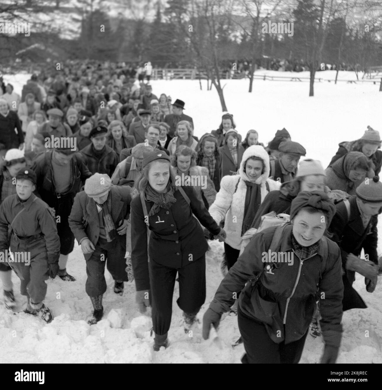 Holmenkollen, Oslo 19460303. Springen im Holmenkollen 1946. Hier trifft das Publikum auf das erste Sprungrennen von 6 Jahren nach dem Zweiten Weltkrieg Das erste Holmenkollrennet nach dem Krieg wurde von 100.000 Zuschauern gesehen. Foto: NTB / Current Stockfoto