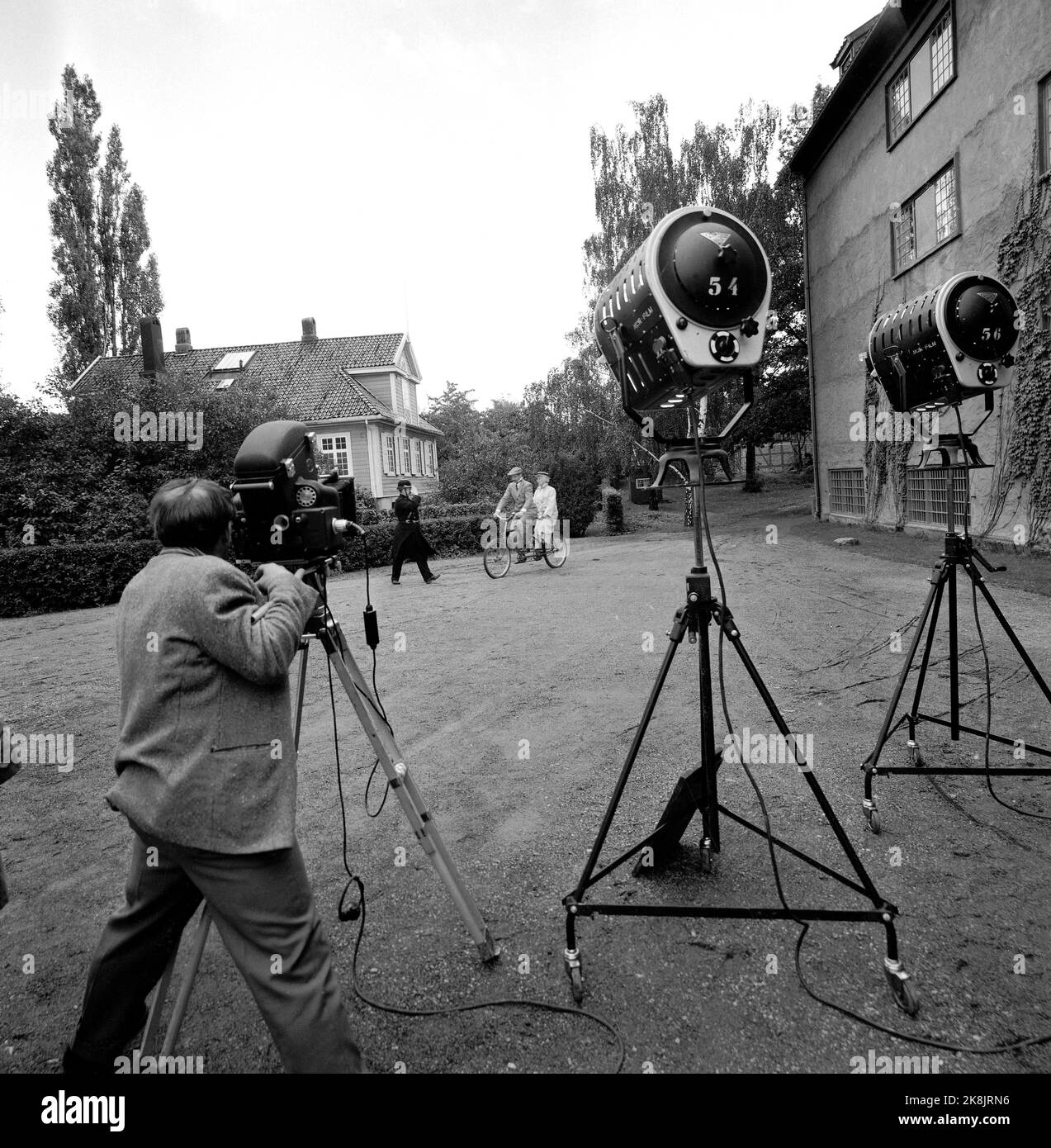 Oslo, Bygdøy September 1960. NRK Television nimmt an seinem Programm The Slager Parade Teil, wo sie nette alte Metzger und Bildteile hervorheben. Hier von Aufnahmen im Volksmuseum in Bygdøy, wo die Musikgruppe Monn Keys in alten Anzügen und auf alten Fahrrädern „Daisy Bell“ aufführt. Hier per Asplin und Sølvi Wang auf einem Tandemrad. TV-Lampen und TV-Kameras im Vordergrund. Foto: Aaserud / Aktuell / NTB Stockfoto