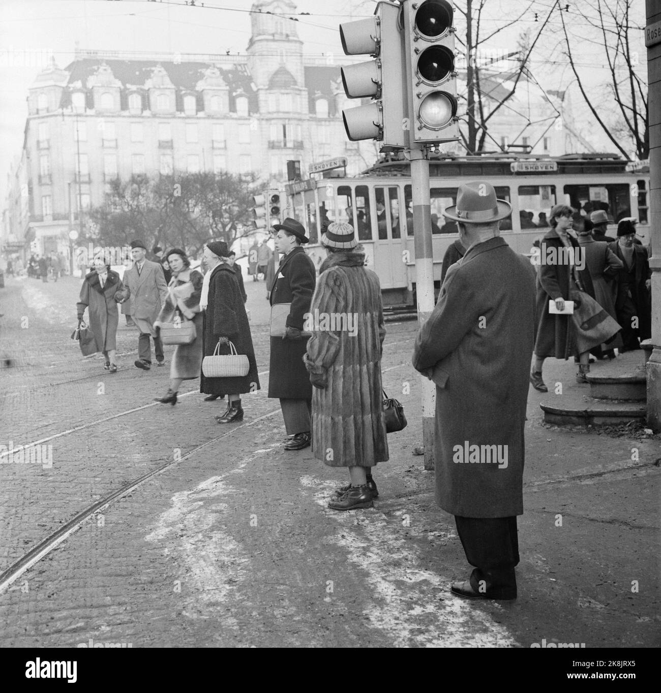 Oslo 1956. In Stortingsgaten / Rosenkrantzgate warten Menschen darauf, die Straße zu überqueren. Eine Straßenbahn fährt. Grand Hotel im Hintergrund. Ampeln. Foto: Sverre A. Børretzen / Aktuell / NTB Stockfoto