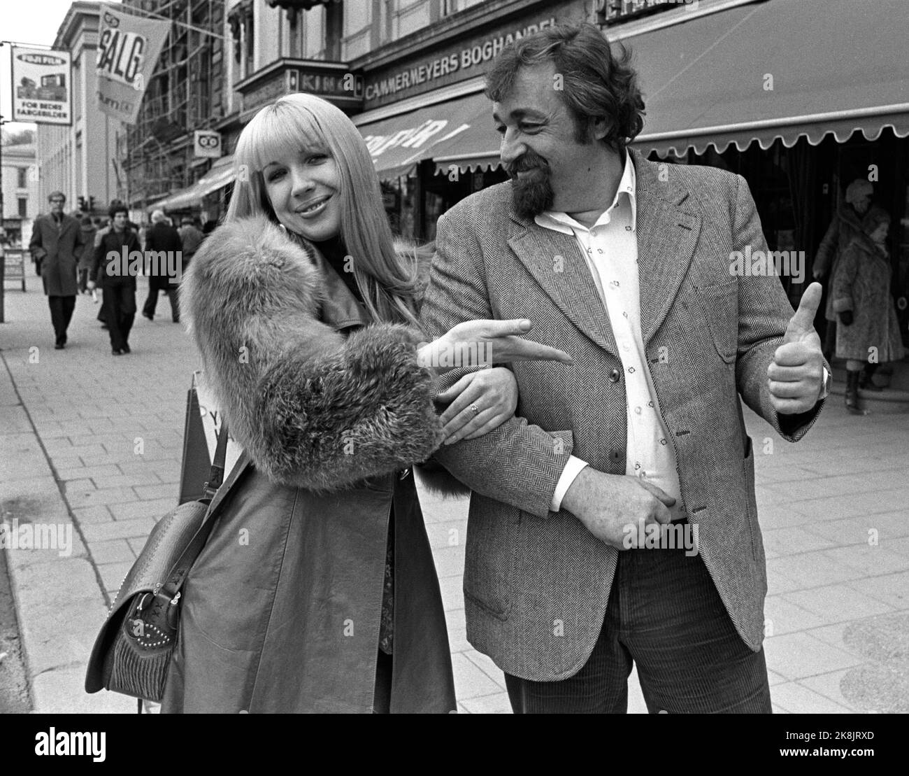 Oslo 19770321. Cornelis Vreeswijk über Karl Johan mit dem Künstler Alex, Alexandra Sandøy. Foto Bjørn Sigurdsøn / NTB / NTB Stockfoto