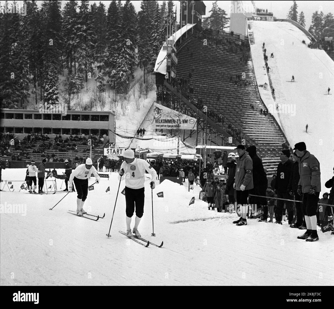 Oslo 19660223 WM in Holmenkollen 1966. Langlauf, 4 x 10 km. Staffel für Männer wie Norwegen gewonnen. Hier wechselt das norwegische Team. Foto: NTB / NTB Stockfoto