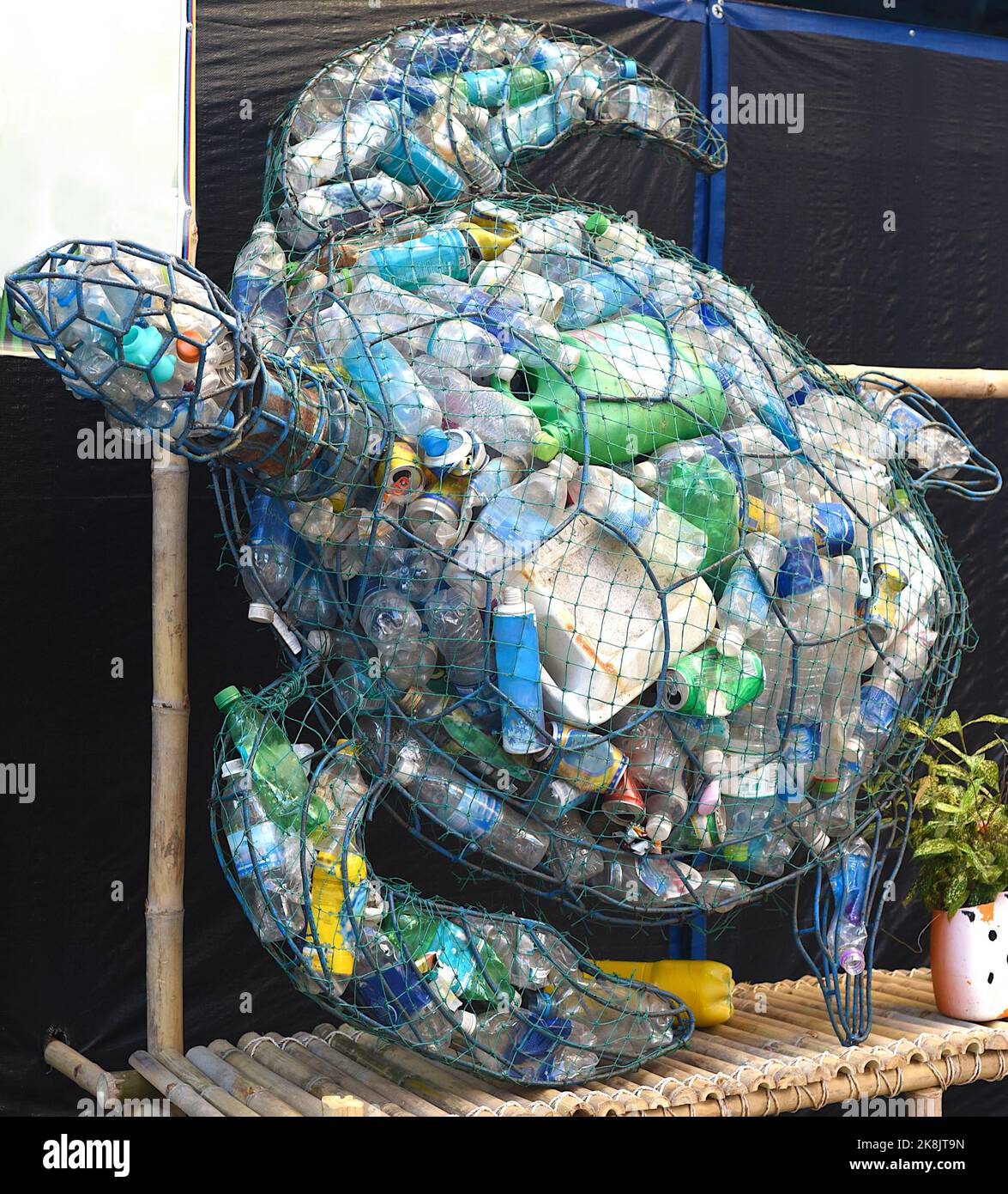 Schildkrötenform Mülltonne voller Plastikflaschen und Dosen als Propaganda für Ökologie Stockfoto