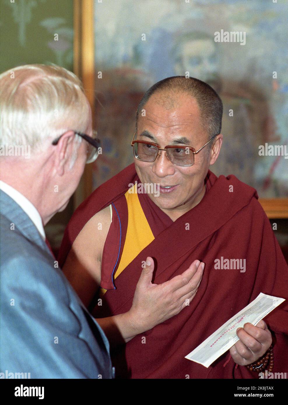 Oslo 198912: Friedensnobelpreis 1989 an den Dalai Lama. Das Bild: Der Friedensgewinnerin Dalai 