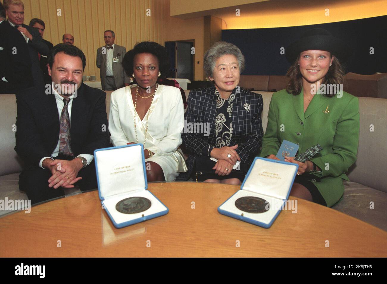Genf 19911007 - Prinzessin Märtha Louise wird zur Goodwill-Botschafterin in Genf ernannt. UN-Botschafter für Flüchtlinge. Hier sitzt sie ganz am Ende mit den beiden Gewinnern der Nansen-Medaille von v. Julian Weis, die die Medaille im Namen ihres verstorbenen Vaters Paul Weis und Libertino Amathila erhalten haben. Neben der Prinzessin sitzt der hohe Kommandant Sadako Ogata. Prinzessin Märtha Louise ist mit schwarzem Hut und grüner Jacke bekleidet. Foto: Calle Törnström / NTB Stockfoto