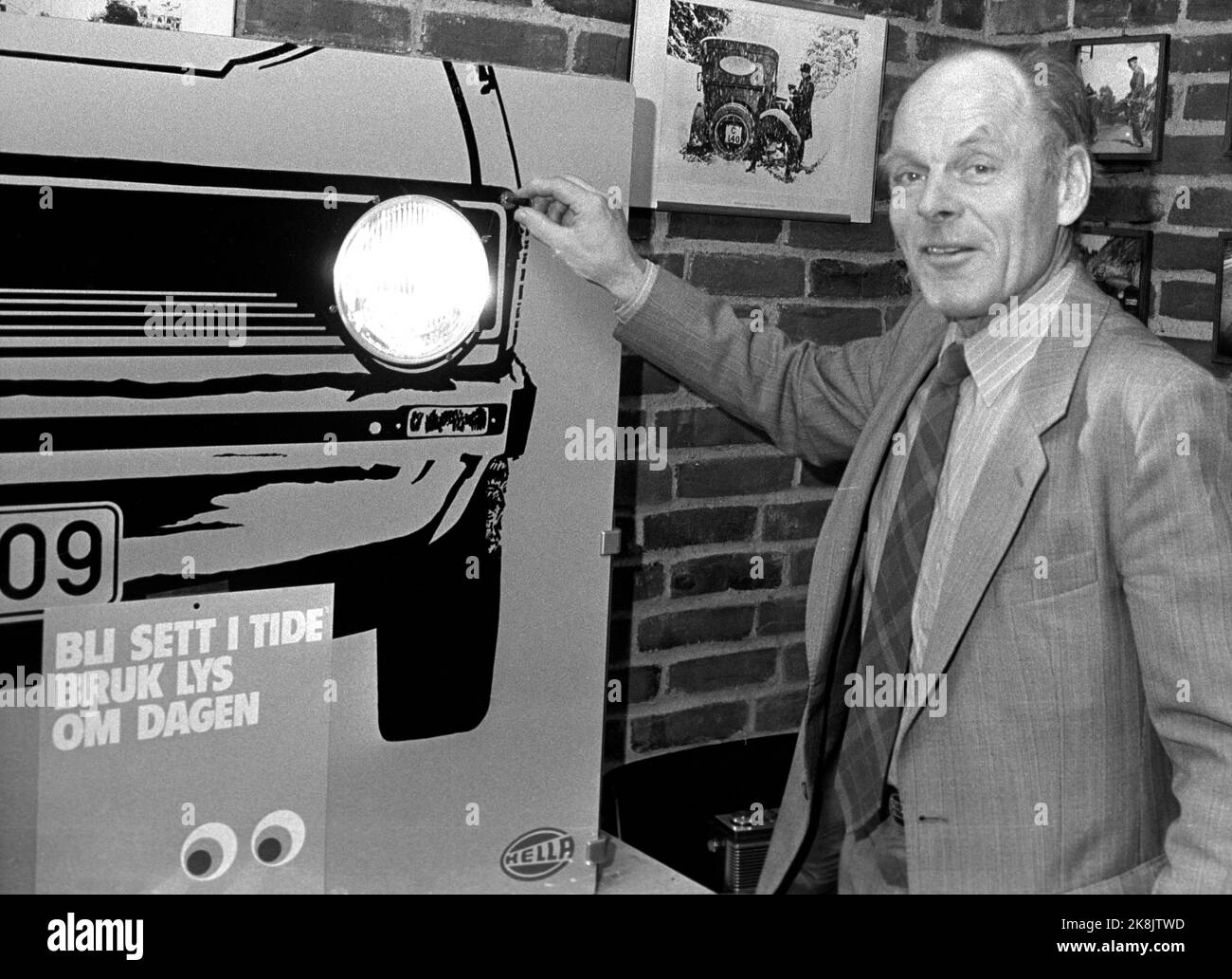 Oslo 1984-03: Ampel. Unter dem Motto "rechtzeitig gesehen werden, tagsüber Licht benutzen" eröffnet Straßendirektor Eskild Jensen am 12. März 1984 die große Verkehrssicherheitskampagne des Jahres. Foto: Henrik Laurvik / NTB Stockfoto