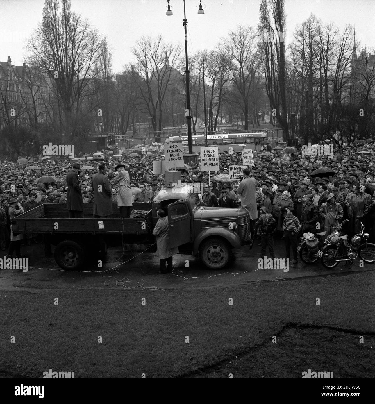 Oslo 19590427 NATO-Demonstration vor dem Storting. Info. 1.000 Menschen demonstrierten gegen die Stationierung deutscher Offiziere im NATO-Hauptquartier in Kolsås und über die Pläne für deutsche Militärstützpunkte in Norwegen. Hier Demonstranten mit Plakaten. Die Parolen auf den Plakaten lautete unter anderem: Keine ausländischen Stützpunkte in Norwegen, keine deutschen Offiziere in Kolsås. (Das Storting entschied - gegen 12 Stimmen -, dass zwei deutsche Offiziere in Norwegen - und ein norwegischer Offizier - in Holtenau in Schleswig-Holstein platziert werden können.) Foto: Jan Nordby / NTB Stockfoto