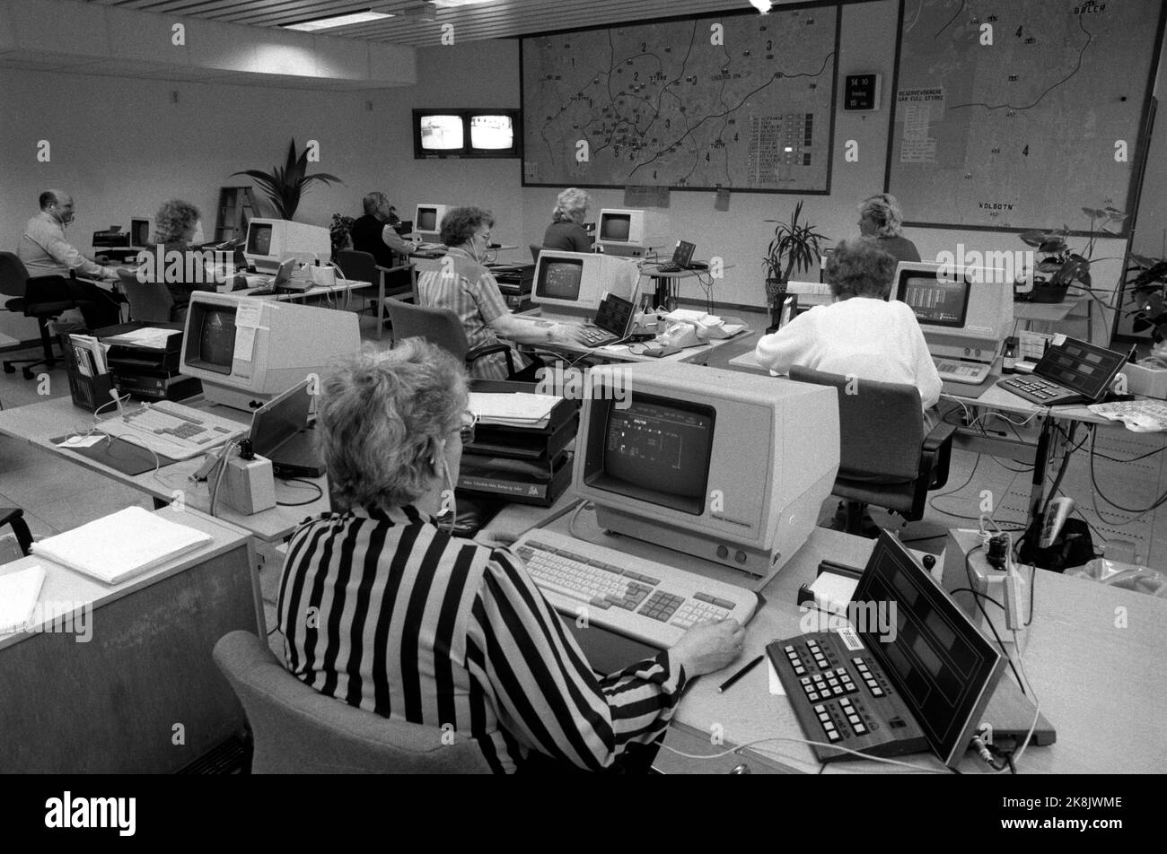 Oslo 19851115 die Einführung von Daten geht nicht so schmerzlos an allen Arbeitsplätzen. Hier, Innenräume von Oslo Taxi Central, wo nach einer Vorstandssitzung, es wurde beschlossen, die Fortsetzung seiner teuren Computer-Ausrüstung, trotz Probleme mit der Ausrüstung zu befürworten. Übersichtsbild von großen Räumen mit Männern und Frauen bei der Arbeit an Computerbildschirmen / Computern / Computern. Foto: Henrik Laurvik / NTB Stockfoto