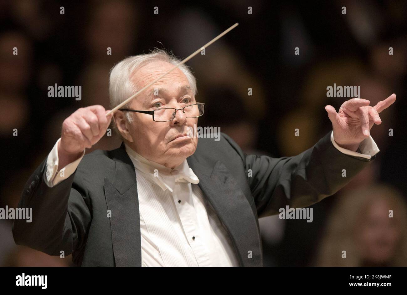 ***2017 FILE PHOTO*** der tschechische Dirigent Libor Pesek, der Musikdirektor und Chefdirigent des Royal Liverpool Philharmonic Orchestra (RLPO) war Stockfoto