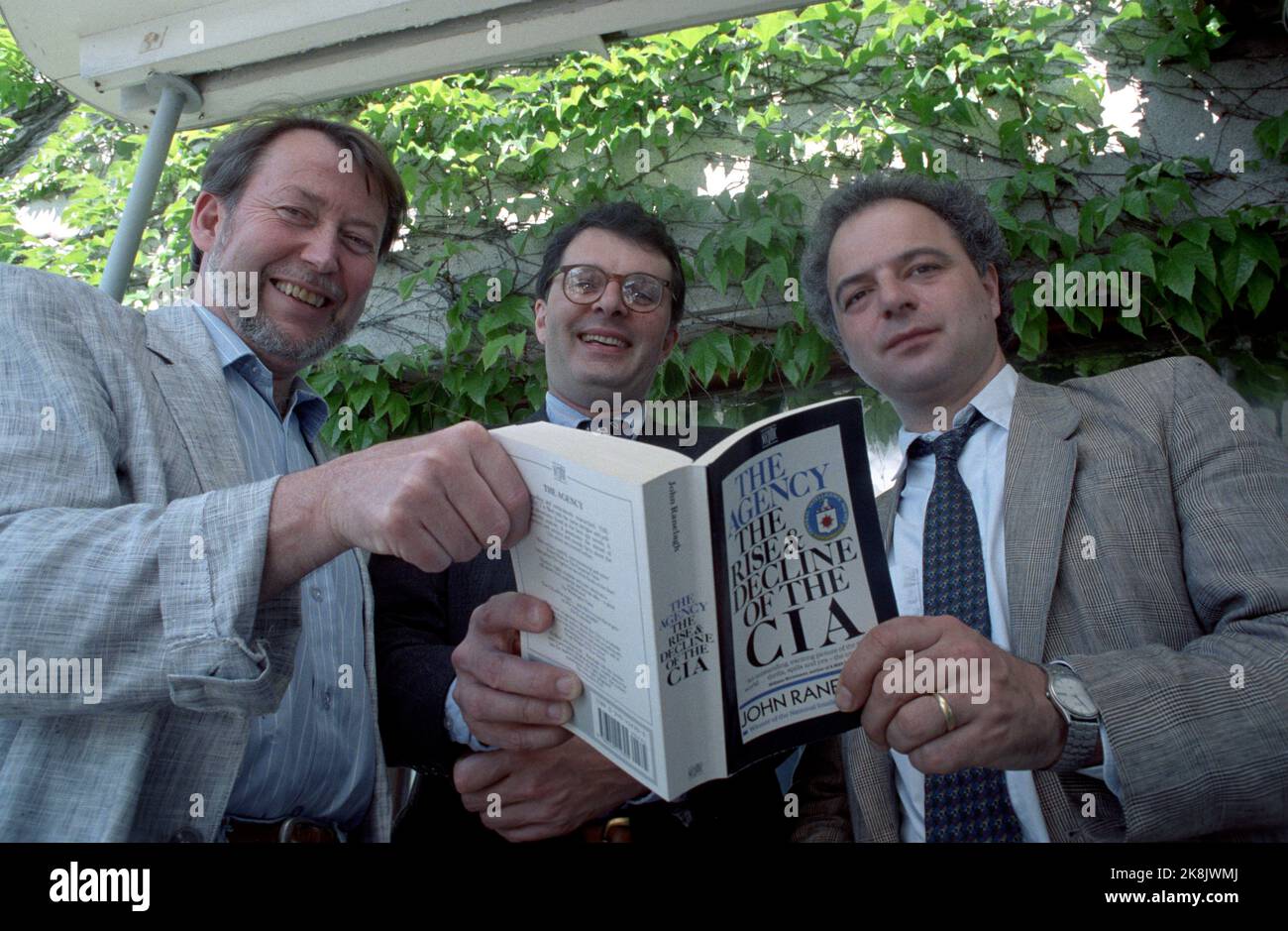 Oslo 19890619 Autor und Journalist Bjørn Nilsen (TV) zusammen mit dem Autor John Ranelagh und dem Programmautor Daniel Wolf von der BBC (TH) mit Ranelaghs Buch "The Agency / CIA", das die Grundlage für die neue Dokumentationsreihe des Fernsehens zum gleichen Thema bildet. Foto: Bjørn Sigurdsøn / NTB / NTB Stockfoto