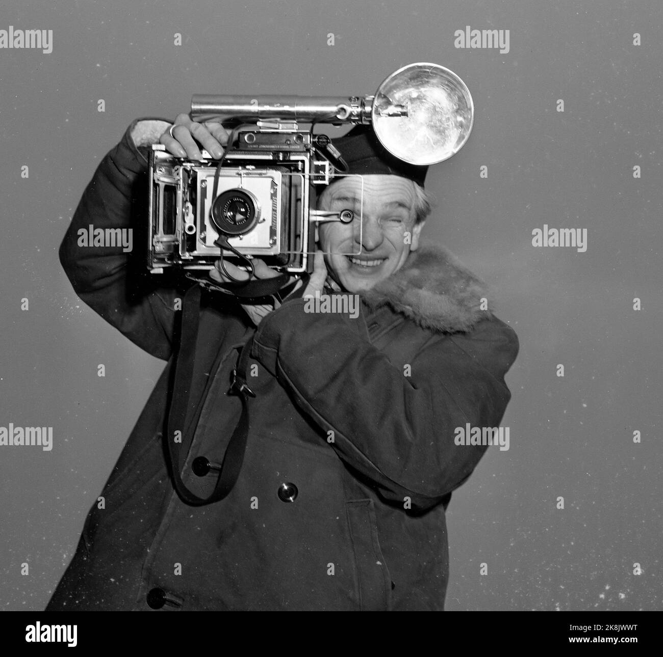 Oslo 1950 das Wochenmagazin 'Current' ist fünf Jahre alt, die erste Ausgabe datiert vom 16. Juni 1945. Hier aus dem Bericht "Ein modernes Wochenmagazin verwandelt sich in" Fotograf Sverre A. Børretzen ist der Mann hinter der Kamera in den meisten norwegischen Berichten. Flugplatz: Das ganze Land - oft weit weg von den redaktionellen Räumlichkeiten. Foto: Current / NTB *** das Foto wurde nicht verarbeitet ***** Stockfoto