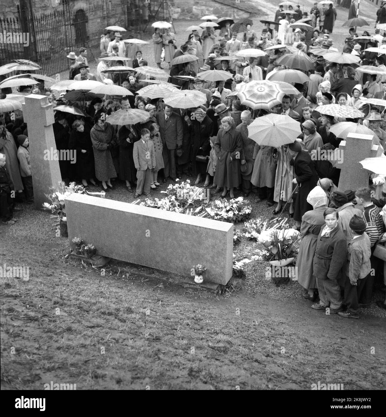Oslo 195507. Der 10.. Jahrestag der Befreiung Norwegens. Hier vom Kranz eines Denkmals zu gefallen bei Akershus. Viele Zuschauer mit einem Regenschirm im Regen waren zur Veranstaltung eingeladen. Foto: NTB Archive / NTB Stockfoto