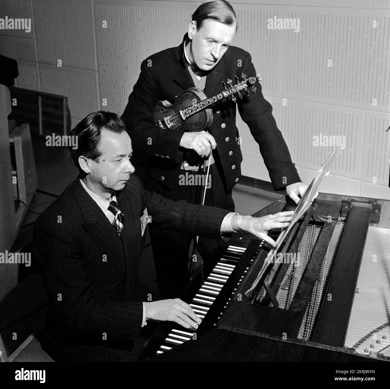 Oslo 19510319 Norwegische Volksmusik wird in NRK aufgenommen. Hier Fiddler Sigbjørn Bernhoft Osa zusammen mit Begleiter Sigvart Fotland, für das Programm Volksmusik halb. Foto: NTB / NTB Stockfoto