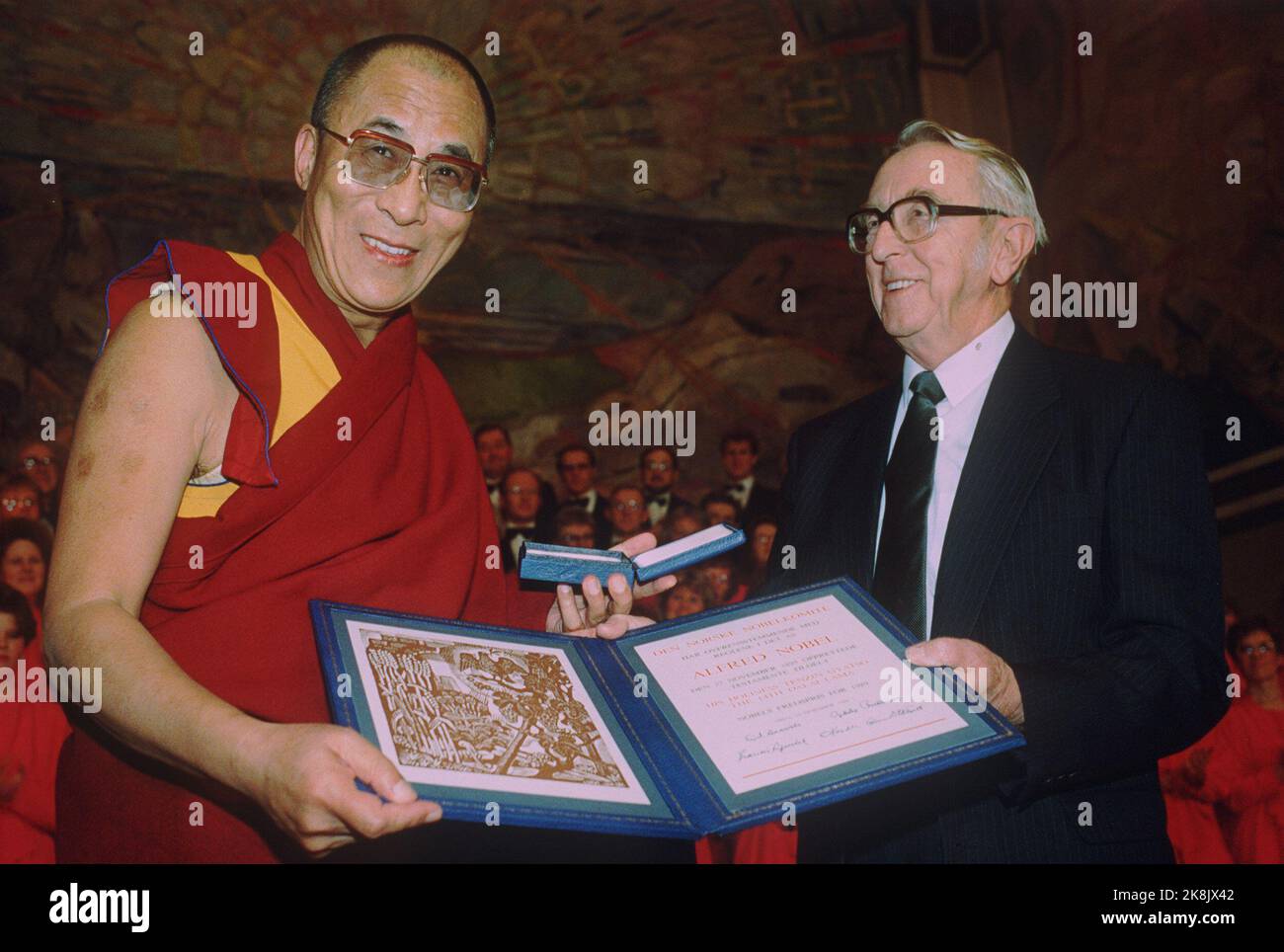 Oslo 19891210: Der Friedenspreis: Friedensnobelpreis 1989 an Tibets spirituellen Führer im Exil Dalai Lama. Die Zeremonie fand im Auditorium der Universität statt. Hier erhält Lama die Auszeichnung vom Vorsitzenden des Nobel-Komitees, Egil Aarvik. Foto: Inge Gjellesvik / NTB / NTB Stockfoto