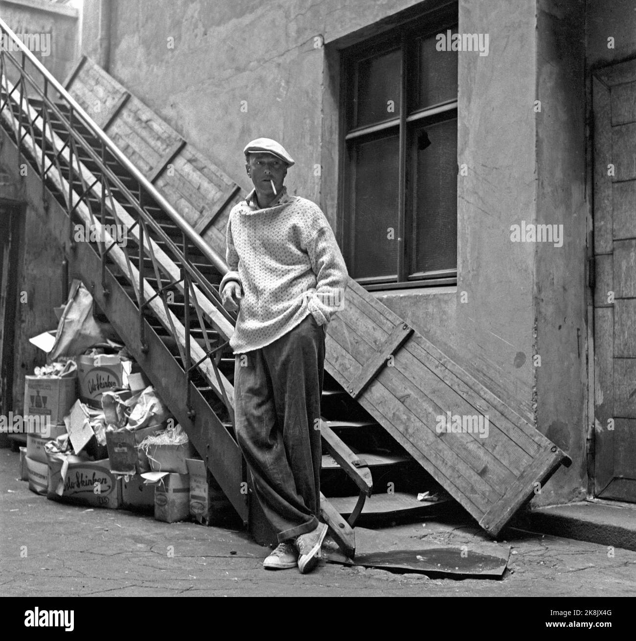 195908 OSLO: Der aktuelle Lot-Schauspieler Frank Robert erscheint als alternativer Lord über die Stadt und den Boom wie auf diesem Bild. Es bestand kein Zweifel, dass der Herr auf der Stadt am besten mit den Damen traf. Hier Robert in getragener Hose, Pullover und Sixpence Hut sowie Zigarette. (Frank Robert F. 12/10-1918 D. 13/7-2007) Foto: Aage Storløkken / Aktuell / NTB Stockfoto