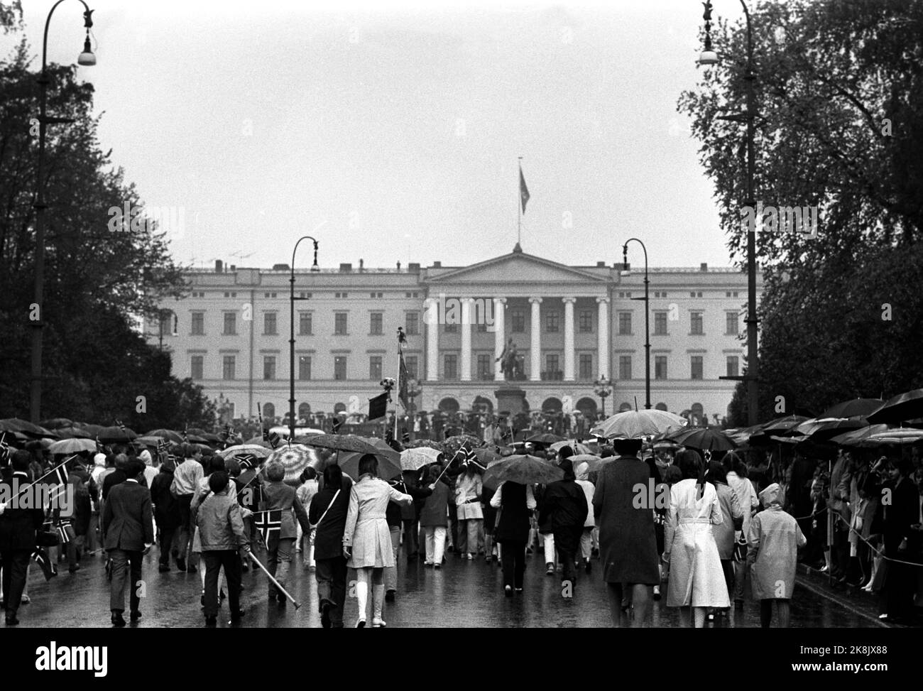 Oslo 19710517. Mai 17 in Oslo. Ein wenig Regen dämpfte die Stimmung nicht. Hier 17. Der Ami-Zug auf dem Weg zum Schloss. Viele Schirme im Zug. Fuß: NTB / NTB Stockfoto