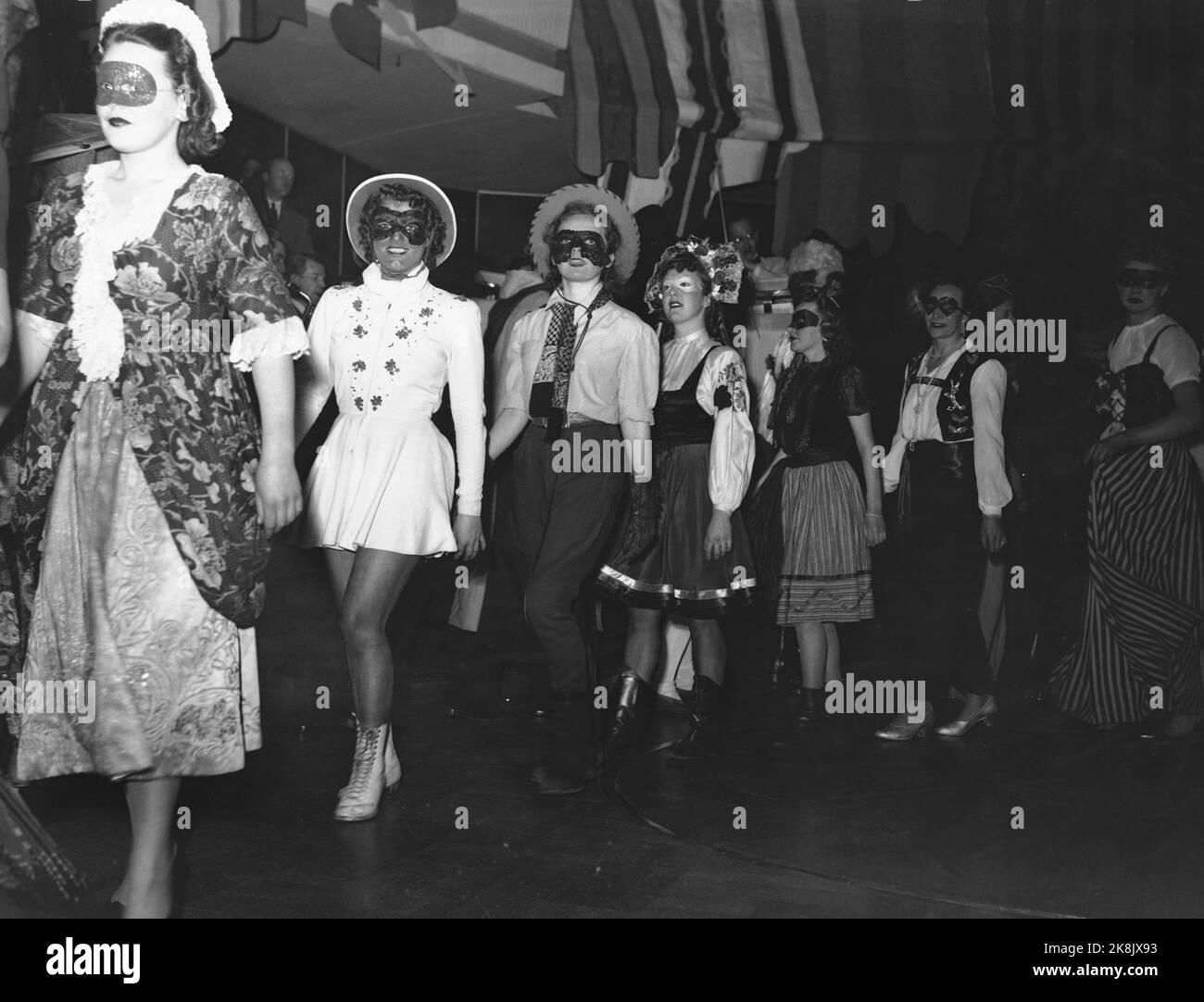 Oslo. Das Regenbogenrestaurant. Karnevalnacht im Zeichen von Schüssen. Die Schriftstellervereinigung veranstaltet den Shooting Year Karneval in Oslo für Einkommen für alte, unproduktive Schriftsteller und Witwen von Schreibern. Hier von der Tanzfläche, ein frischer und mitreißender Polonese zu ansteckenden Marschrhythmen aus dem Orchester. Foto: NTB Stockfoto