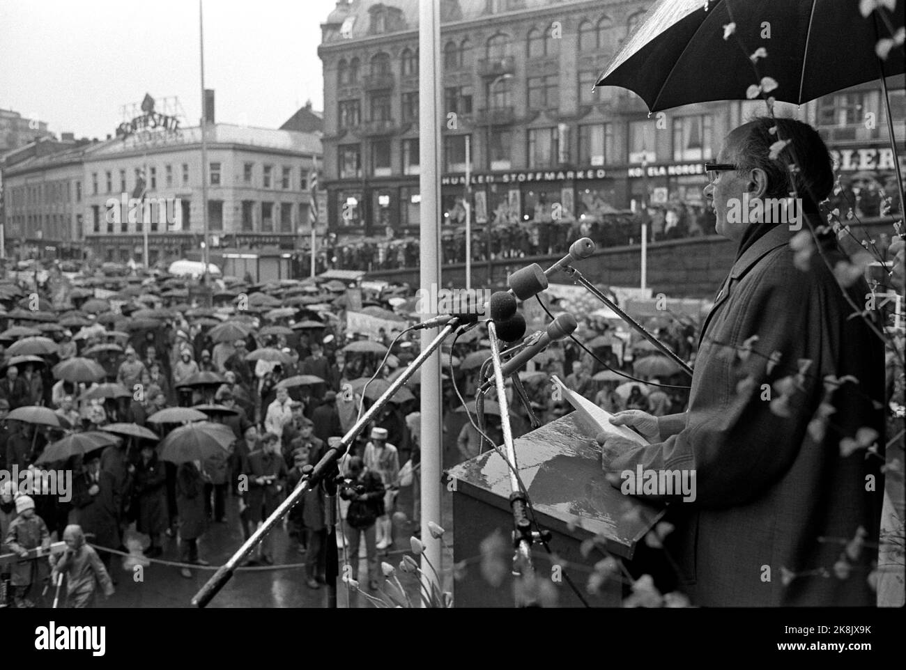 Oslo 19730501. Mai 1. Feier in Oslo. Der Vorsitzende der Labour Party, Trygve Bratteli, war der Hauptredner von Youngstorget vor Samorgs Zug. Es war schlechtes Wetter mit Regen und Wind. Foto NTB / NTB Stockfoto