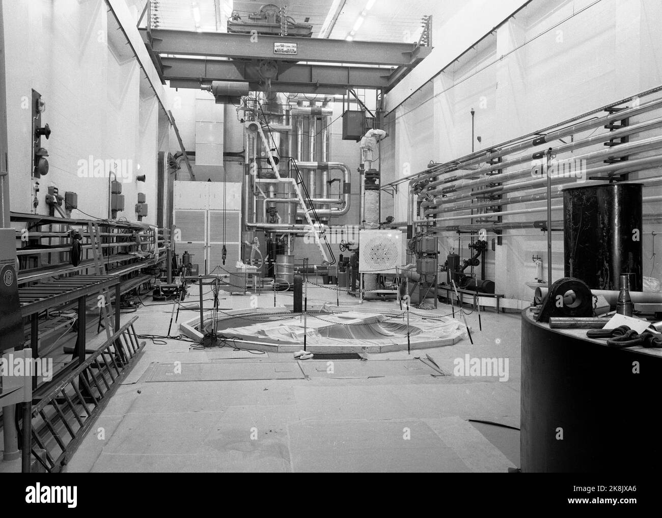 Halden Oktober 1959 der Atomreaktor in Halden, bereit zum Einsatz. Der Reaktor in Halden wurde in den Jahren 1955 bis 1958 vom damaligen Institut für Atomenergie (heute Institut für Energietechnik, IFE) gebaut. Der Reaktor wurde als Versuchsreaktor gebaut, mit ausreichender Wirkung, um auch als Prototyp eines Dampfherstellers für die Industrie eingesetzt zu werden. Die Kühlung des Reaktors und die Moderation von Neutronen erfolgt mit 14 Tonnen schwerem Wasser. Diese Art von Reaktoren wird als Kochwasserreaktor bezeichnet. Hier das Innere der Reaktorhalle. Foto: Knoblauch / NTB Stockfoto