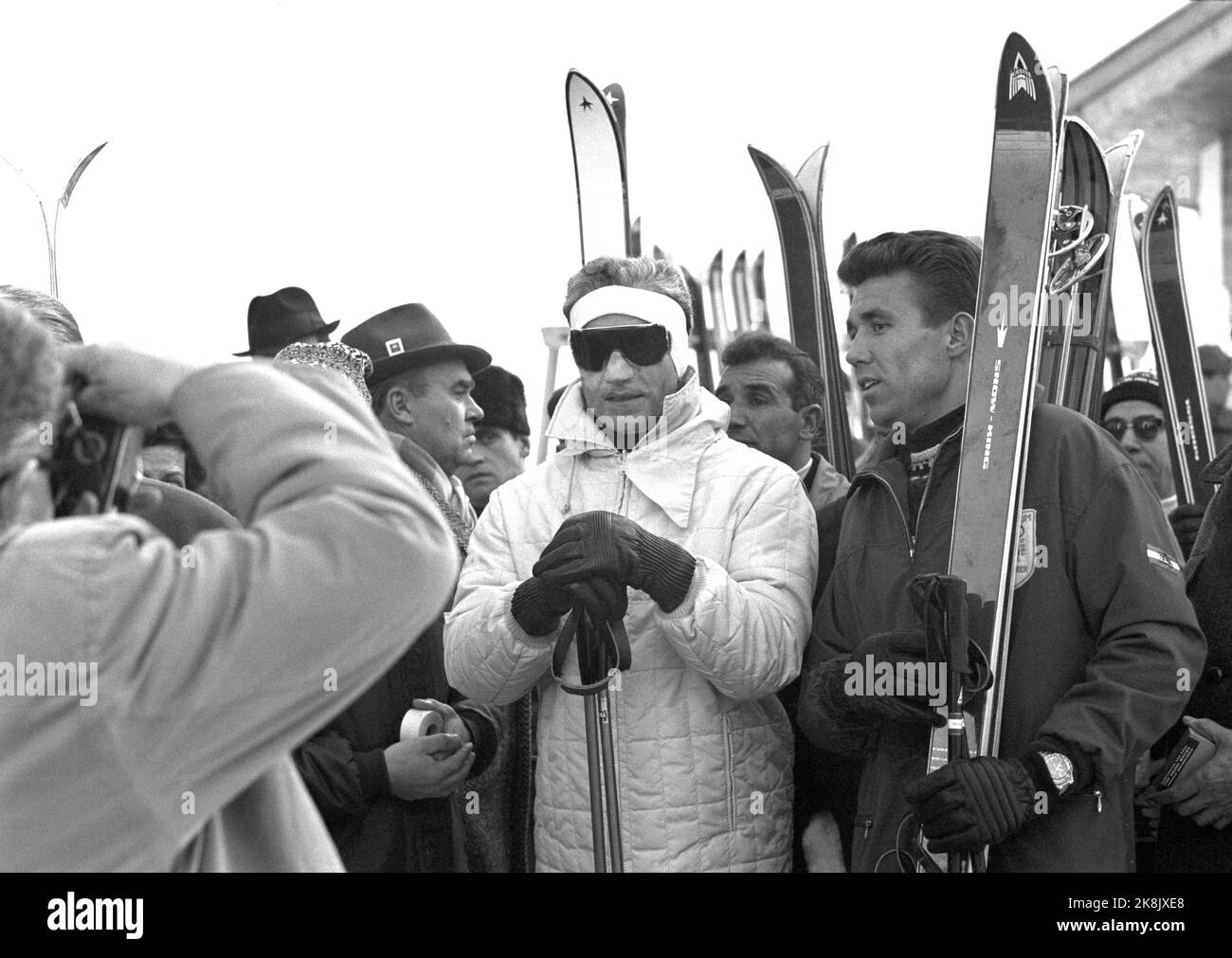 Innsbruck - Februar 1964 der aktuelle Fotograf kommt mit der Shaah von Persien, Farah Diba und Bodyguards zum Skifahren in der Olympischen Stadt. Hier steht die Shaah von Persien mit großer Sonnenbrille. Foto: Ivar Aaserud / Aktuell / NTB Stockfoto