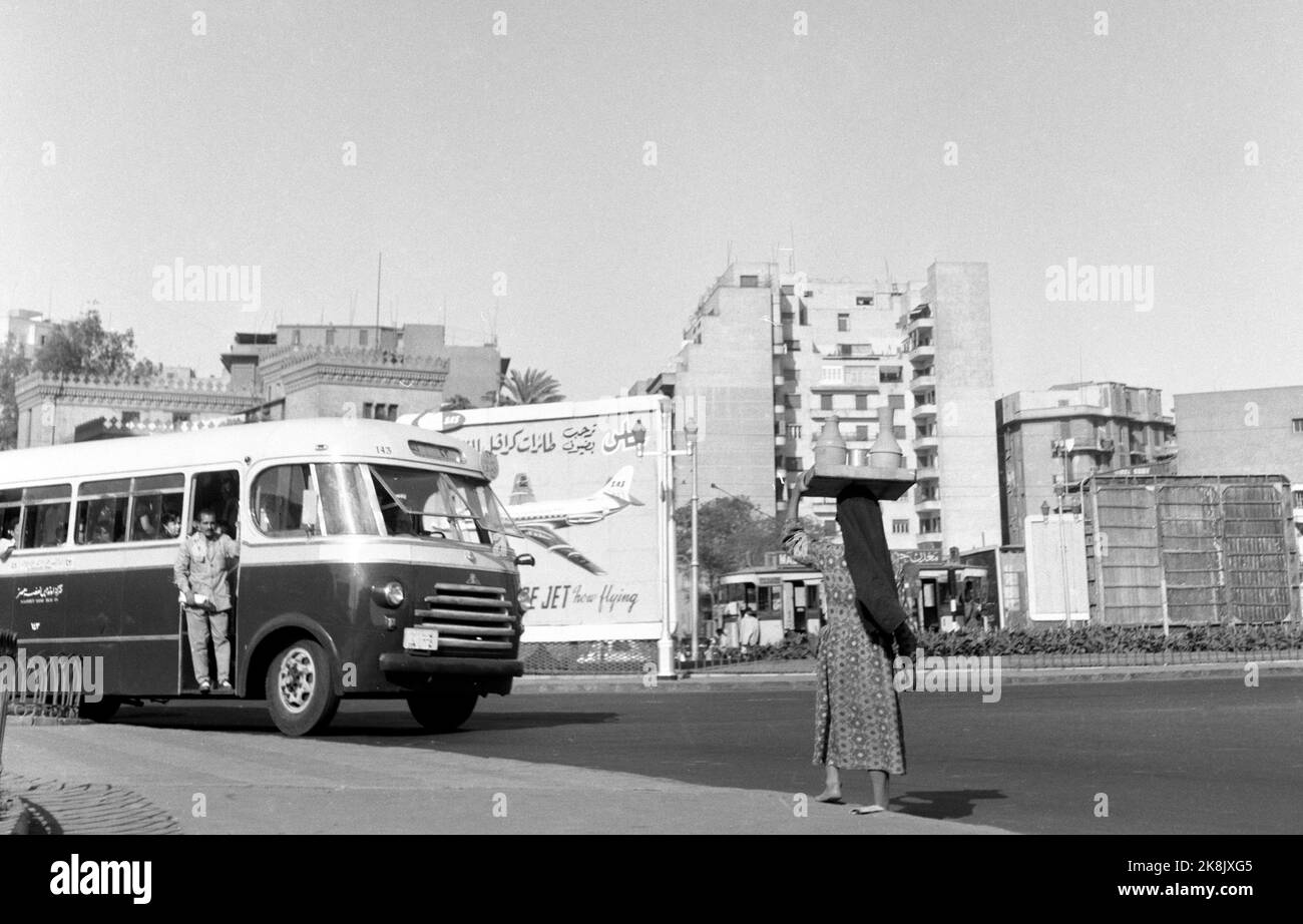 Kairo, Ägypten 19590515 Fliegender Teppich mit Jet. Urbound und Jet Age trafen sich in Ägypten, als SAS am 15. Und 16. Mai seine caravelle-Route zwischen Skandianvia und Kairo eröffnete. Zwischen der Pyramide und dem Jet ist eine riesige Schnalle in der Zeit und Entwicklung. Mit seinen neuen, schnellen Karavellen trägt SAS dazu bei, Menschen und Kontinente enger miteinander zu verbinden. Kairo stand eine ganze Woche lang auf dem Schild der Caravelle-Route. Auf einem offenen Platz im Zentrum hatten die Behörden SAS erlaubt, dieses auffällige Plakat aufsetzen zu können. Ein Gefallen, den bisher keine Fluggesellschaften erhalten haben. Foto: Asmund Rørslett / Current / NTB Stockfoto