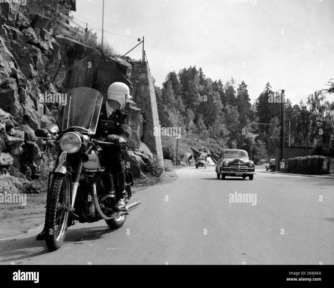 Oslo 19540729 das Justizministerium ordnet häufige Verkehrskontrollen an, um einen Rückgang der ständig steigenden Zahl von Unfällen auf den Straßen zu gewährleisten. Hier wartet eine Verkehrskontrolle, ein Motorrad-Verkehrskorst auf das nächste Auto, das er stoppen wird. Foto: NTB / NTB Stockfoto