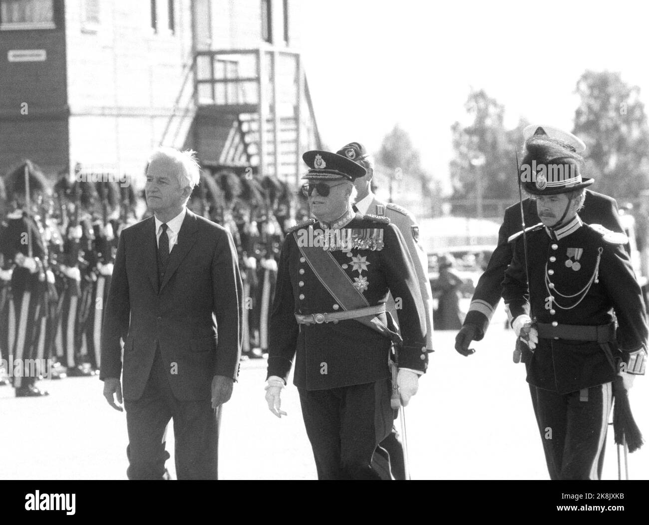 Oslo 19860925. Bundespräsident Richard von Weizsäcker zu einem 4-tägigen offiziellen Besuch in Norwegen. Bundespräsident Richard von Weizsäcker (v.v.) und König Olav inspizieren den Ehrengarten in Fornebu. Foto: Henrik Laurvik / NTB Stockfoto