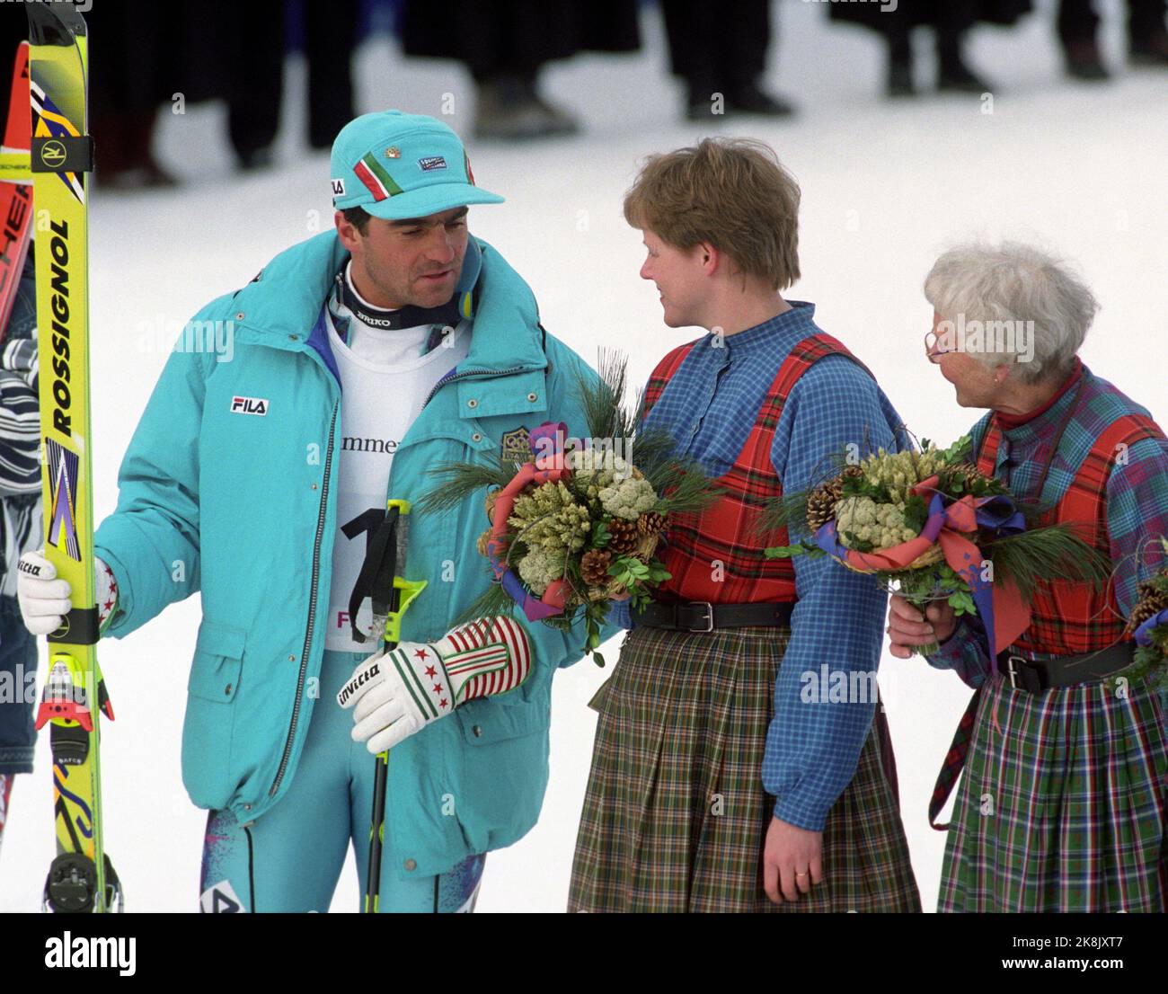 Hafjell 19940227. Olympische Winterspiele in Lillehammer. Alpin. Slalom, Männer. Alberto Tomba, Italien (silber) im Zielgebiet zusammen mit zwei Blumendamen. Foto: Pål Hansen / NTB Stockfoto