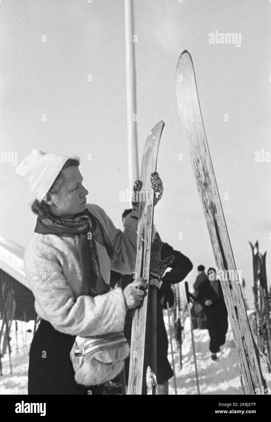 Oslo. Ullevålseter ein Ski-Sonntag im Jahr 1948. Die Oslo Championship, Skilanglauf. Große Mengen von Menschen, um den schönen Tag zu genießen. Hier ist eine Dame, die ihr Holzskifahren schmiert. Foto: NTB Stockfoto