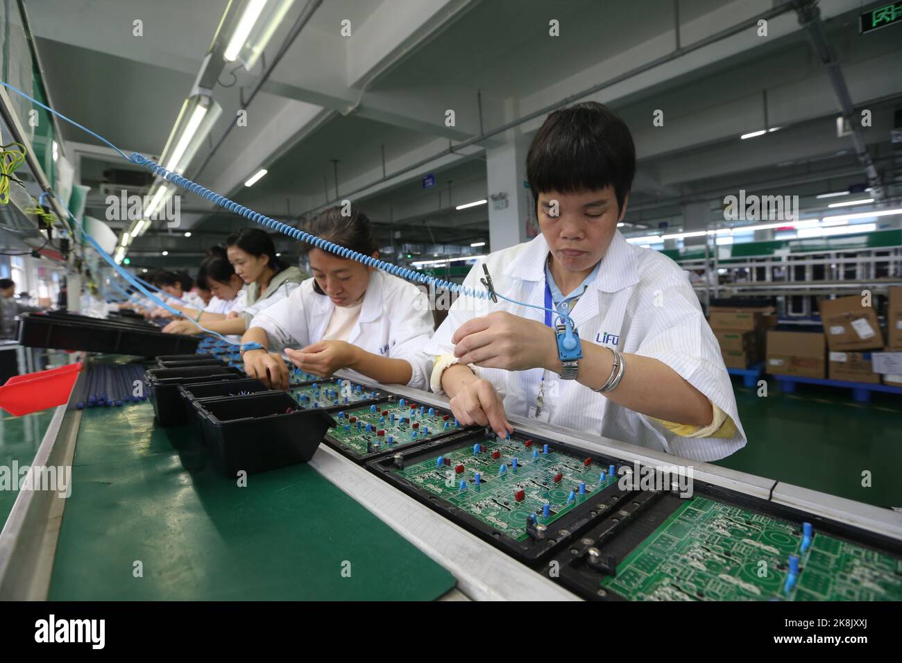 MEISHAN, CHINA - 24. OKTOBER 2022 - am 24. Oktober 2 produzieren Arbeiter in der Stadt Meishan, Provinz Sichuan, China, schnell LED-Antriebsprodukte für den Export Stockfoto