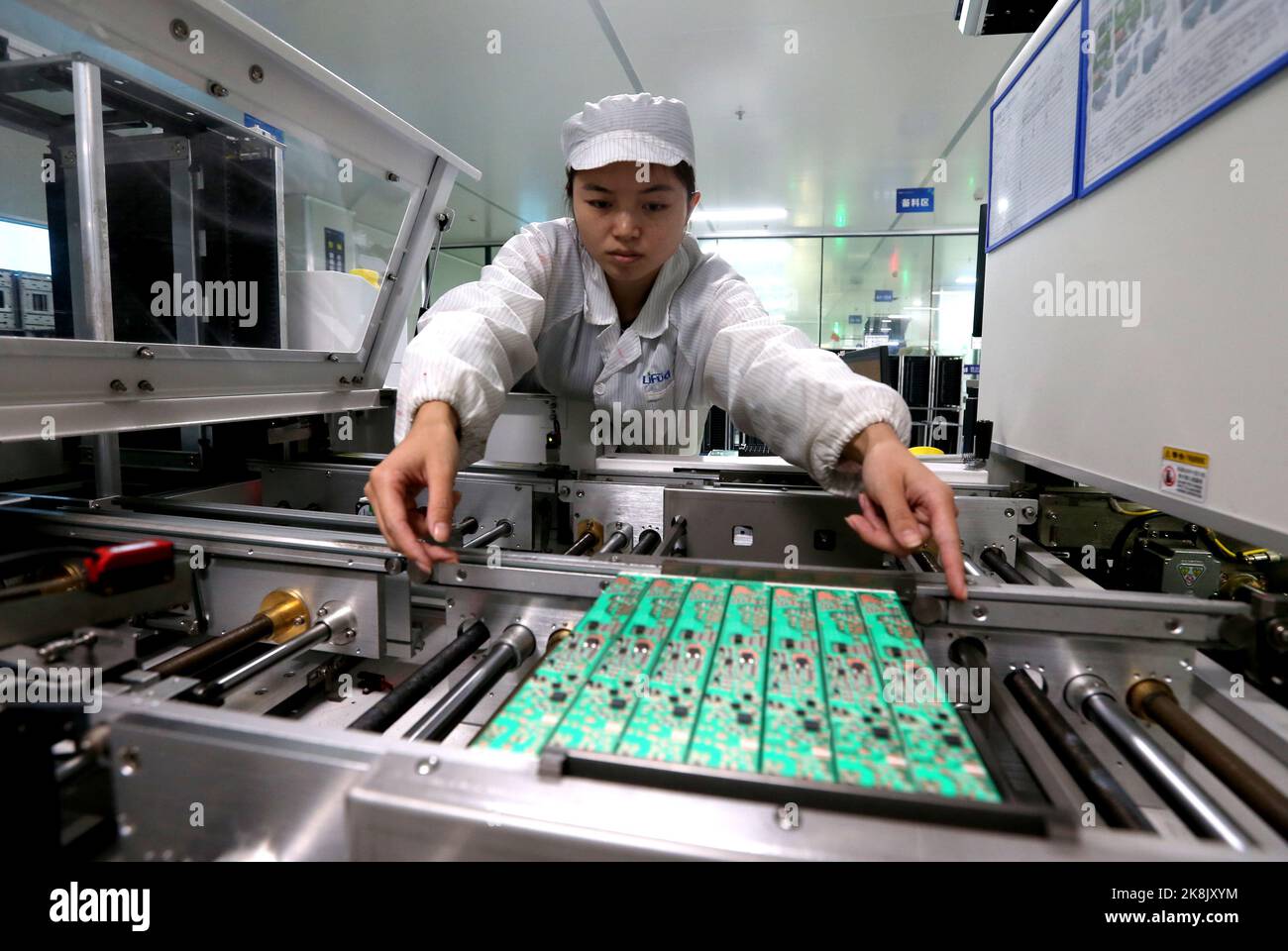 MEISHAN, CHINA - 24. OKTOBER 2022 - am 24. Oktober 2 produzieren Arbeiter in der Stadt Meishan, Provinz Sichuan, China, schnell LED-Antriebsprodukte für den Export Stockfoto