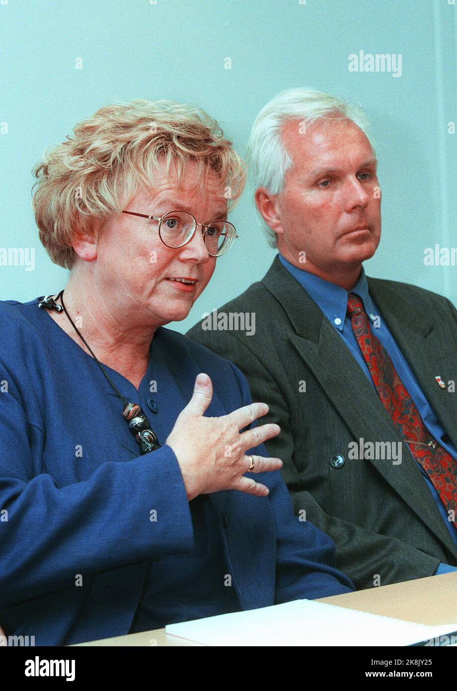 Oslo 19980831: Die Regierung gewährt für die Eishockey-Weltmeisterschaft 99 eine Ausnahme vom Gesetz über Alkoholwerbung. Sozialministerin Magnhild Meltveit Kleppa und der Präsident des norwegischen Sportverbands Arne Myhrvold werden gemeinsam für eine internationale Harmonisierung der Gesetzgebung arbeiten. Foto: Morten Holm, NTB Plus / NTB Eishockey / WM / Abgabe / Werbung / Alkoholwerbung / Pressekonferenzen Stockfoto