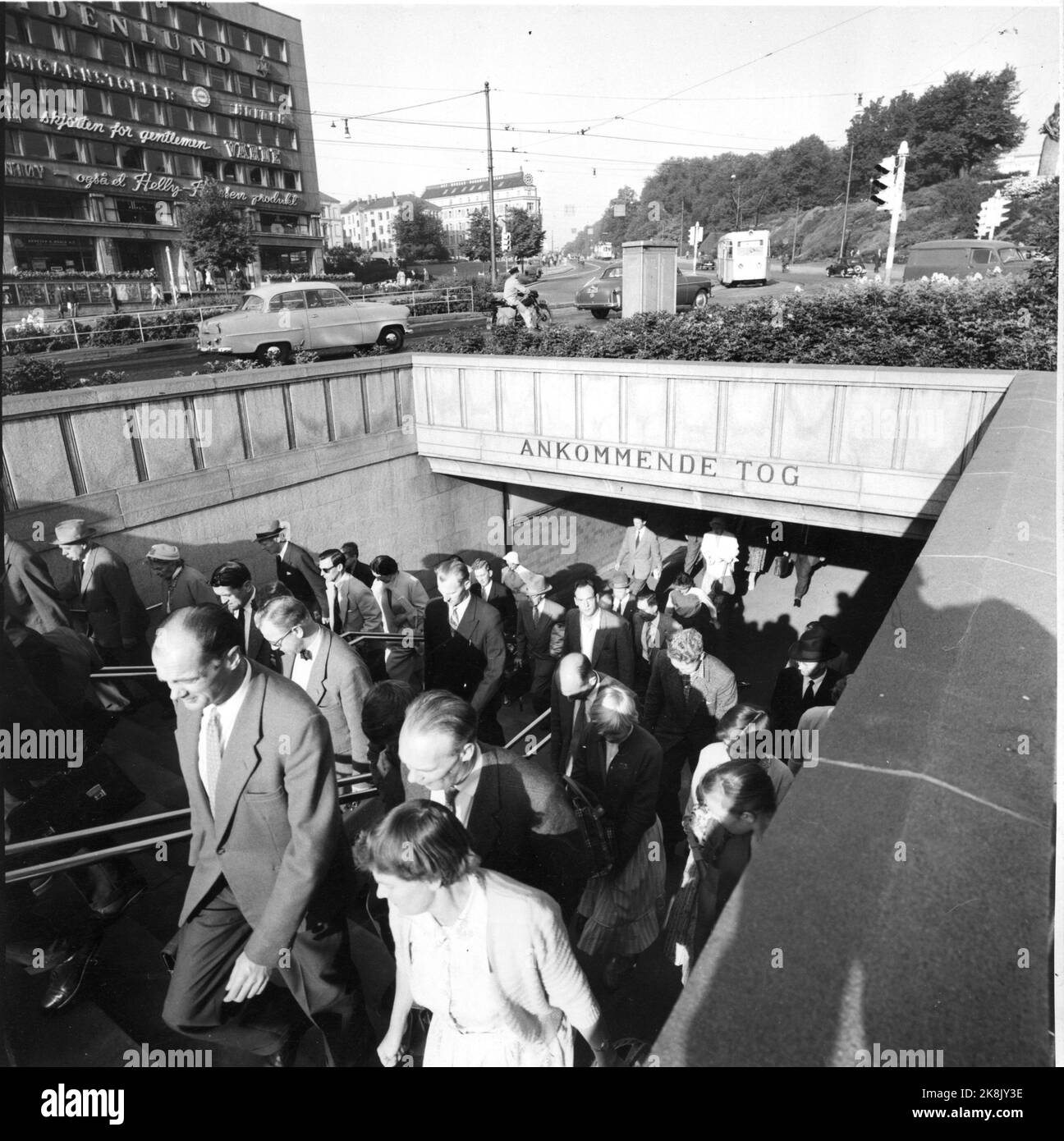 Oslo im Sommer 1959. Die Holmenkollbanen, die Passagiere kommen die Treppe vom Ausgang an der National Theatre Station in Richtung Karl Johans Tor, Verkehr, Autos, Fußgänger, das Leben der Menschen. Foto: Aage Storløkken / Aktuell / NTB Stockfoto