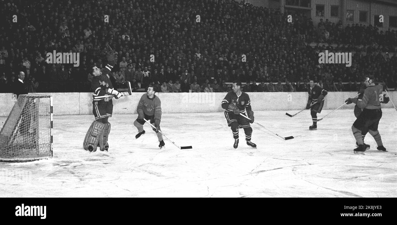 Oslo 19520221 Olympische Spiele in Oslo, Eishockey. Actionbild aus dem Spiel Schweden / USA. Hier rettet der amerikanische Torwart einen Schuss aus Schweden. Foto NTB / NTB Stockfoto