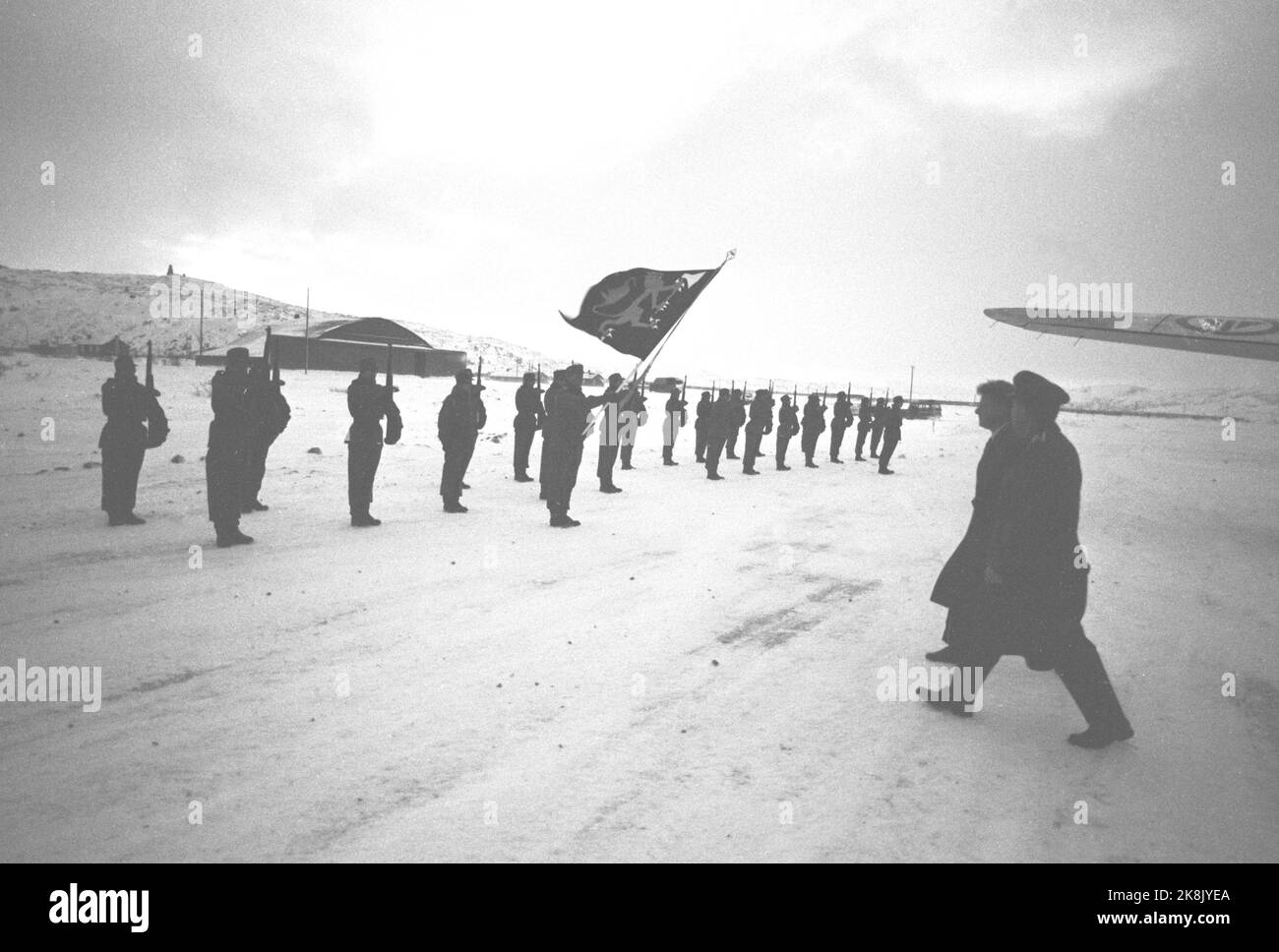 Kirkenes, Finmark Dezember 1962. Verteidigungsminister Gudmund Harlem an der Grenze Jakobselv mit Weihnachtsgeschenken für die Jungs, die mit der Grenze zur Sowjetunion reden. Die Reise dauerte 5 Tage und wurde zu einer harten Reise mit Flugzeug, Auto, Boot und Pulk. Auf dem Flughafen Høybuktmoen in Kirkenes wurde der Verteidigungsminister von geblasener Wache mit Vind-Blafing-Lasche begrüßt. Foto: Ivar Aaserud Current / NTB Stockfoto