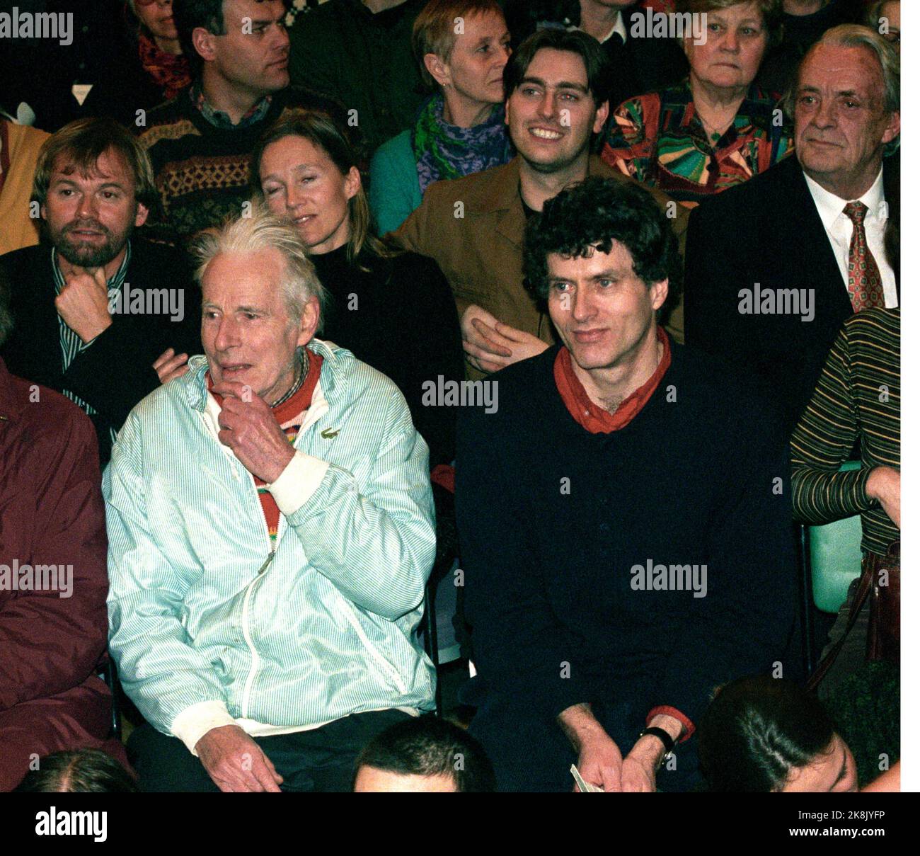 Oslo 19980211 Ein großes Treffen im Gemeindehaus markierte den Beginn des Diskussionsforums für das System. Ziel des Forums ist es, wichtige Fragen zur Lösung von Umweltproblemen in Norwegen und der übrigen Welt zu diskutieren. Unter den Zuschauern war der Autor Jostein Gaarder (TV. Zurück) Professor Arne Næs (TV), Steinar Lem aus der Zukunft in unseren Händen (Th) und Autor Erik Bye (Th, Bak) Foto: Morten Holm / NTB / NTB Stockfoto
