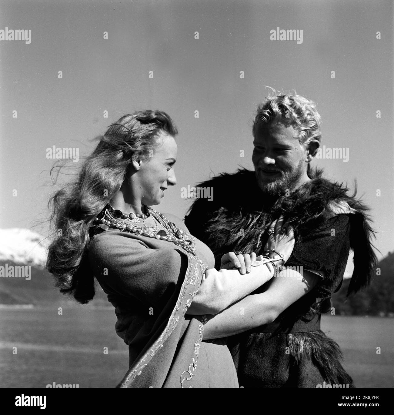 Oslo, 19570617. Die Aufnahme des Films die Wikinger (Wikinger). Hier ist eine sture Wikingerin und eine fagerige Frau. Foto: Jan Stage / NTB Stockfoto