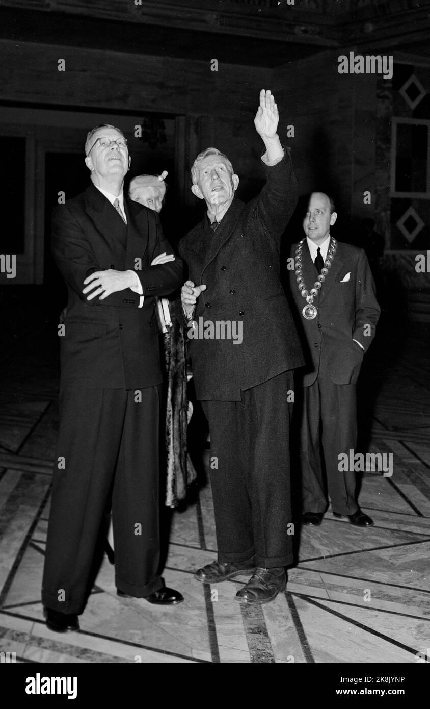 Oslo 195203. König Gustaf Adolf und Königin Louise von Schweden werden offiziell in Norwegen besucht. König Gustaf Adolf war mächtig beeindruckt von der Dekoration des Osloer Rathauses. König Gustaf Adolf (f Foto: Jens Bühne / NTB-Archiv neg. 12960H / NTB Stockfoto