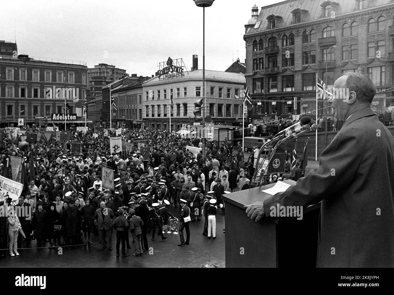 Oslo 19690501 1. Mai Demonstrationen in Oslo. Hier, am 1. Mai, die Demonstration auf Youngstorget, wo der Vorsitzende der Labour Party, Trygve Bratteli (Th), spricht. Foto: / NTB / NTB Stockfoto