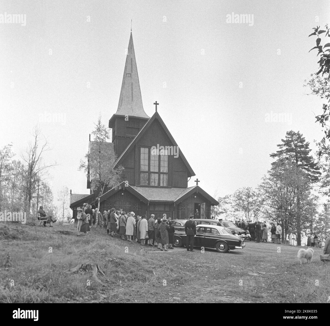 Oslo 19621004. In der Holmenkollenkapelle taufen Prinzessin Estad und Johan Martin Ferner ihre Tochter Cathrine. Viele Zuschauer waren vor der Kapelle angekommen, um einen Blick auf die königlichen Familie zu erhaschen. Foto: Ivar Aaserud Current / NTB Stockfoto