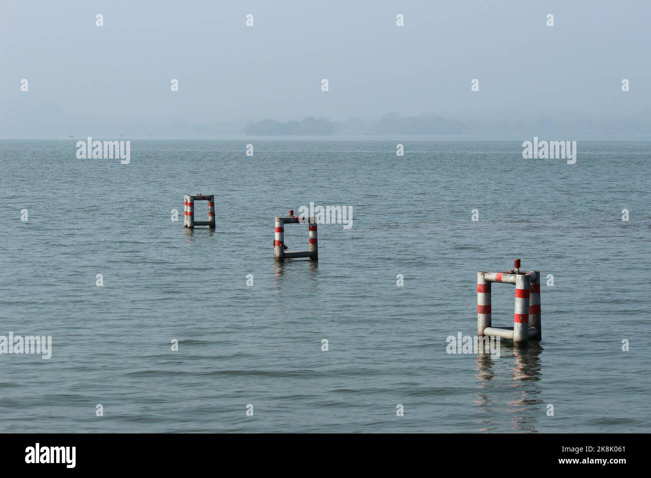 Ein schöner Blick auf die Hafenschifffahrt markiert in einem ruhigen Meer Stockfoto