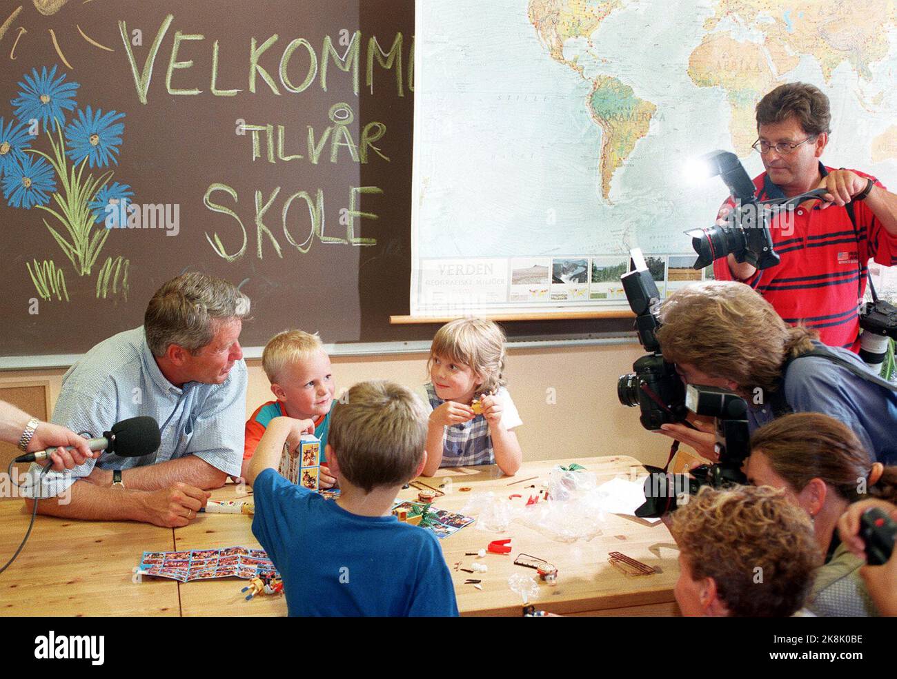 Moss 19970820: Premierminister Thorbjørn Jagland war von 6-jährigen Erstklässlern und einem großen Presseangebot umgeben, als er die Åvangen-Schule in Moss besuchte. (NTB-Foto pro Løchen) / Wahlkampagne / Schulen / Schüler / Kinder / Stockfoto