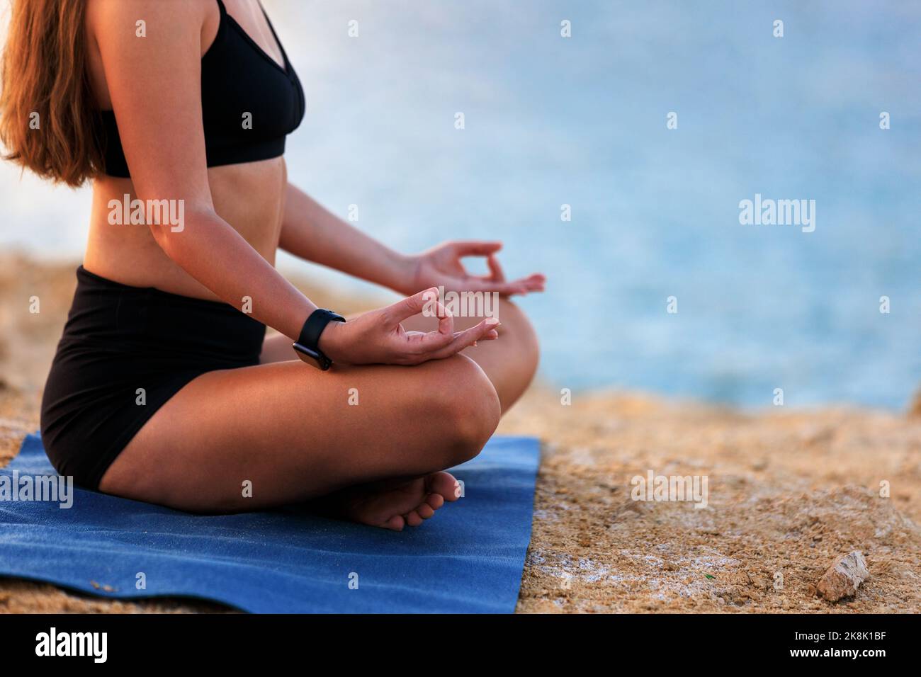 Nahaufnahme der Hände einer Yoga-Frau in der Meditation am Strand Stockfoto