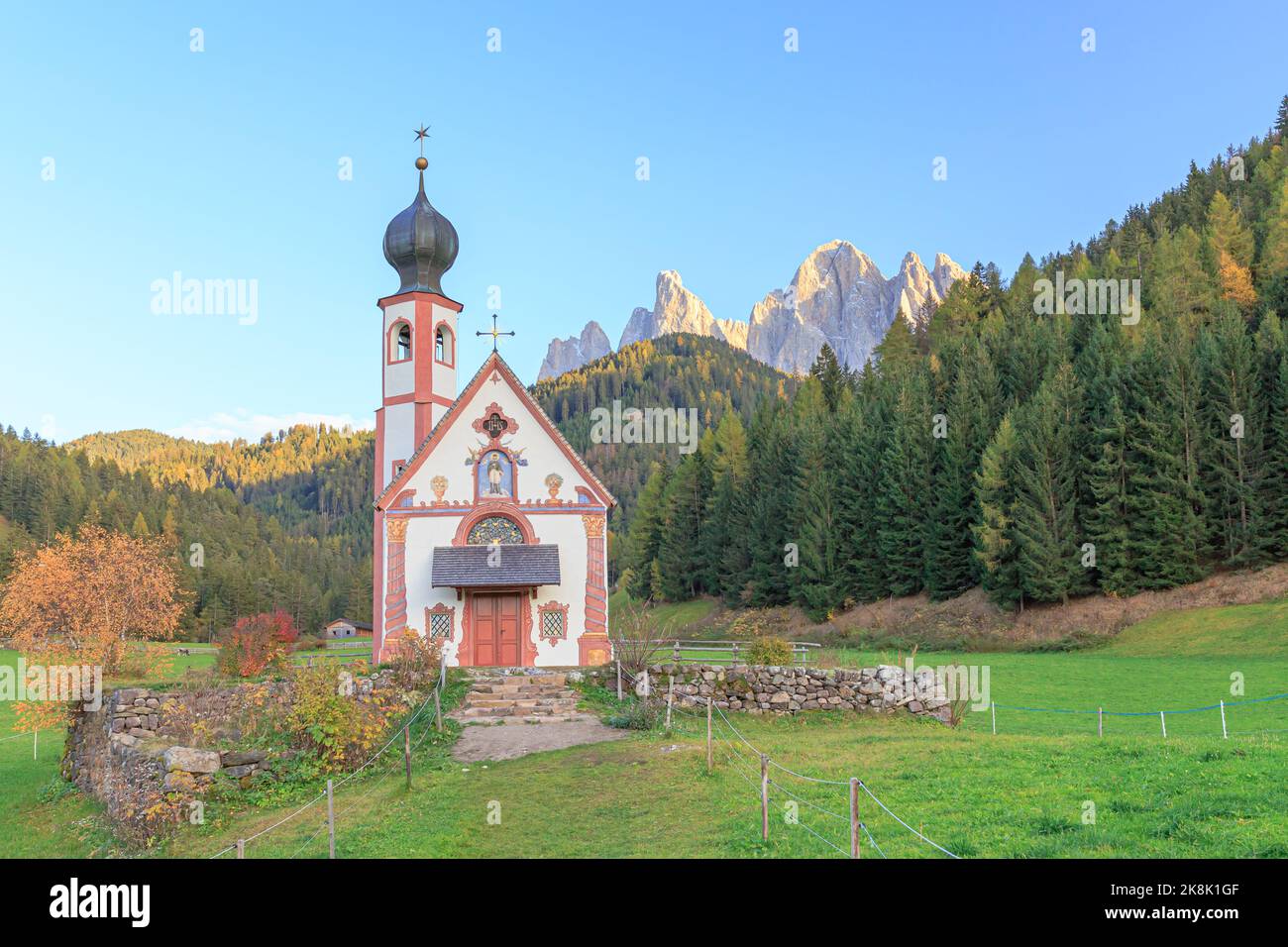 Kirche San Giovanni im Val de Funes Stockfoto