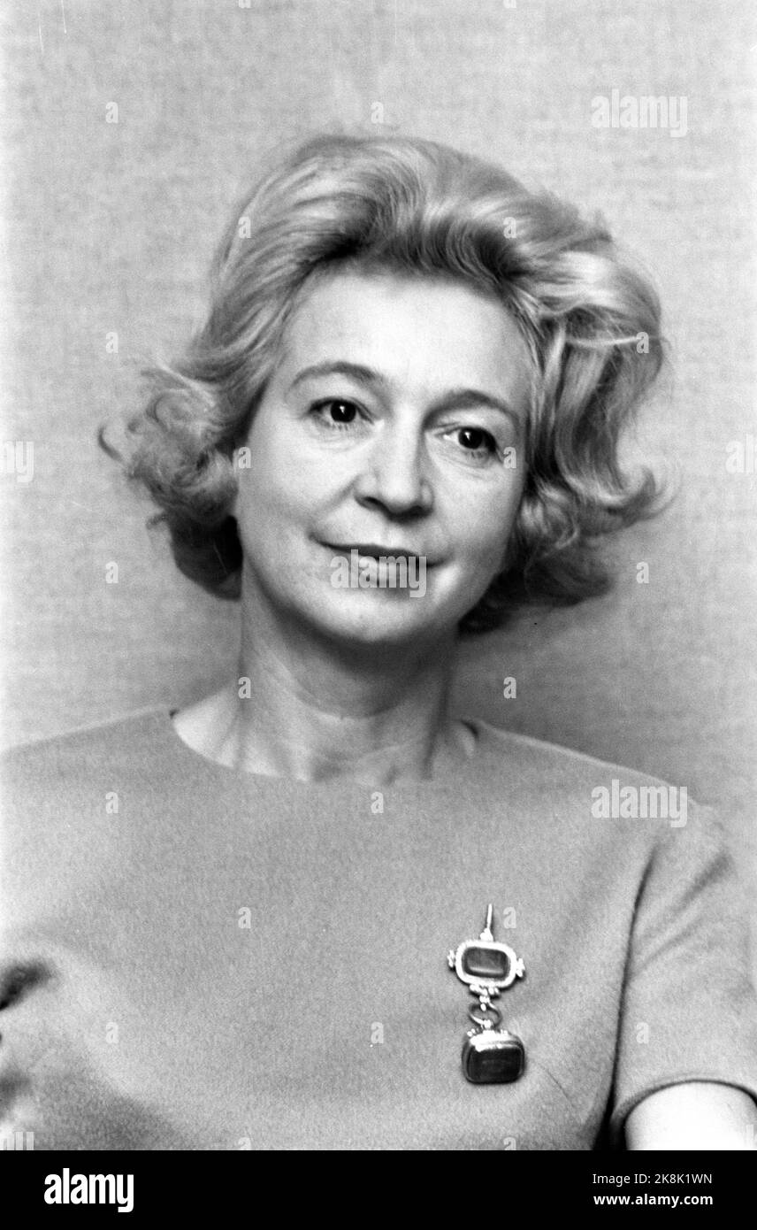 Oslo November 1966 die Schauspielerin Wenche Foss wird von zehn verschiedenen norwegischen Künstlern gestaltet, die alle Mitglieder der jungen Künstlergesellschaft sind. Hier sitzt sie Model. Foto: Ivar Aaserud / Aktuell / NTB Stockfoto