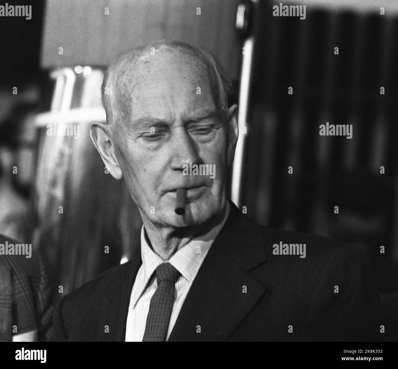 Oslo 21. April 1975. Das nationale Treffen der Labour Party. Hier rauchte Einar Gerhardsen eine Zigarre. Foto: Henrik Laurvik / NTB Stockfoto