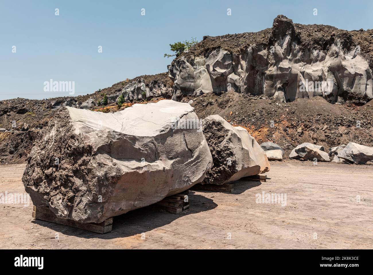 Riesige Stücke vulkanischen Basaltgesteins aus einem Steinbruch in einem alten Lavastrom an den Hängen des Ätna, Sizilien, Italien extrahiert Stockfoto