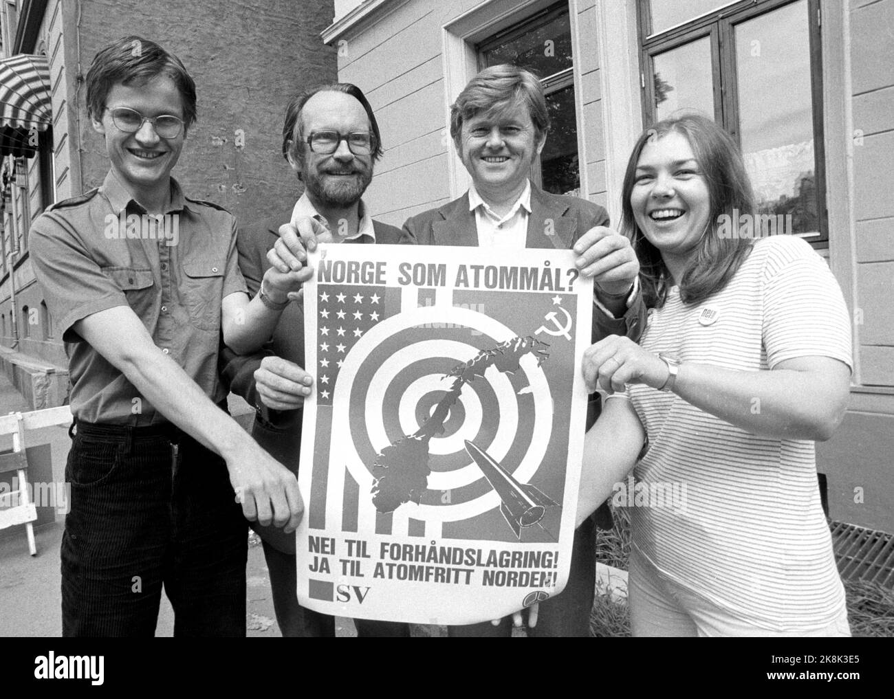 Der Oslo 19810619 Socialist Left Party SV stellt vor den Parlamentswahlen sein Wahlprogramm vor. Aus V: Parteisekretär Erik Solheim, Parteichef Berge Furre, Parlamentsvertreter Stein Ørnhøi und Bitte Vadtvedt. Foto: Erik Thorberg / NTB Stockfoto