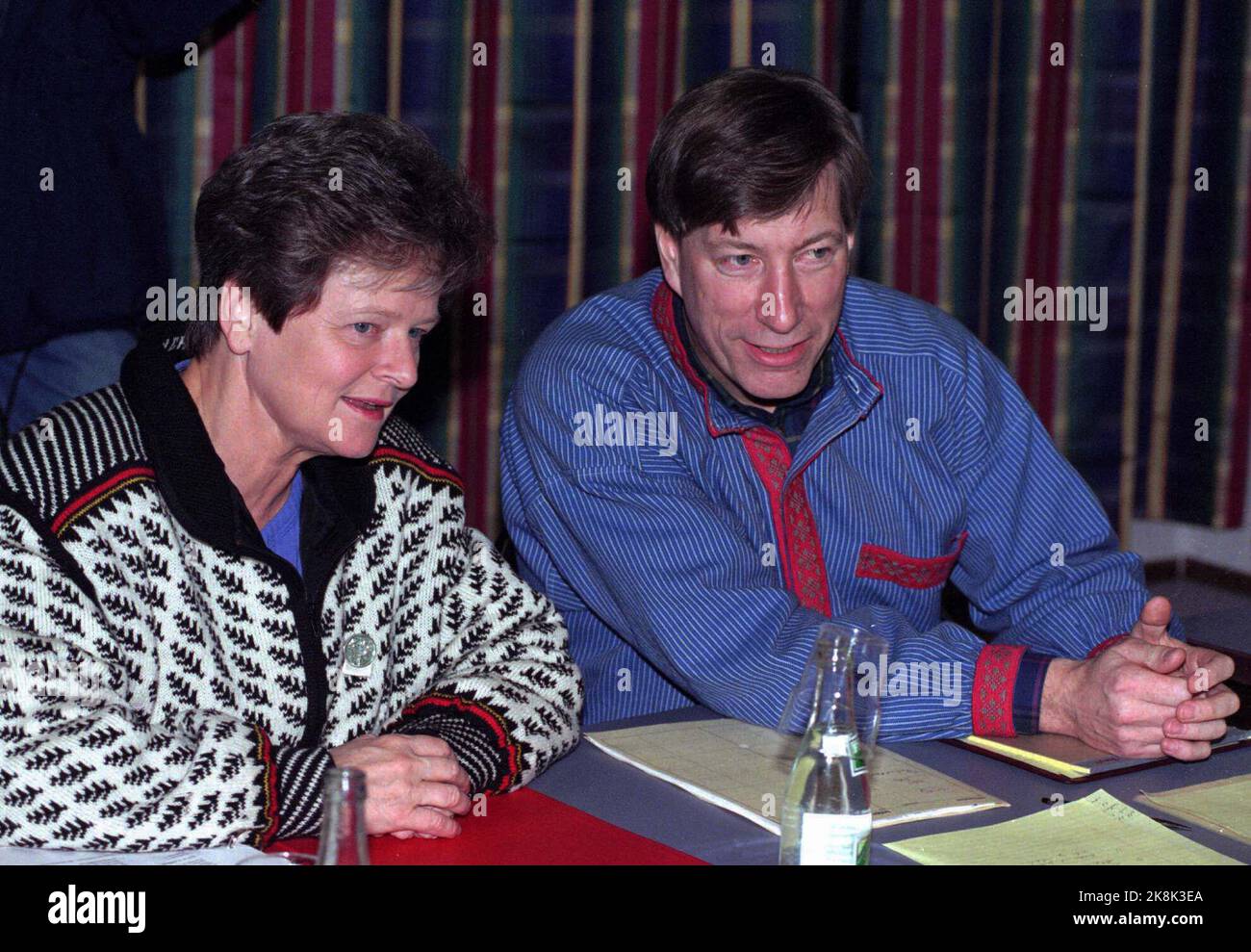 Halvorsbøle 1995. Premierminister Gro Harlem Brundtland und Finanzminister Sigbjørn Johnsen zu Beginn des Haushaltstreffens der Regierung in Halvorsbøle am Sonntag in Jevnaker. Stockfoto